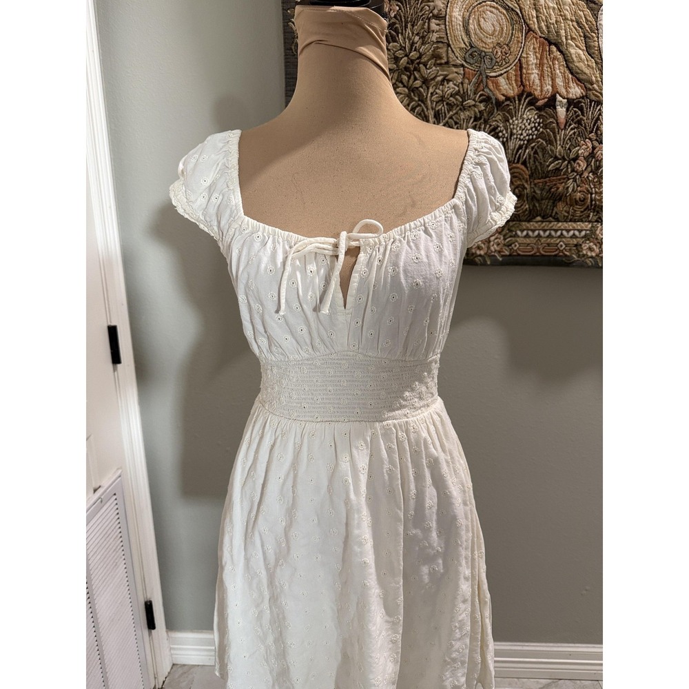 Old Navy Dress Womens XS White Eyelet Lace Smocked Waist‎ Short Sleeve Sundress